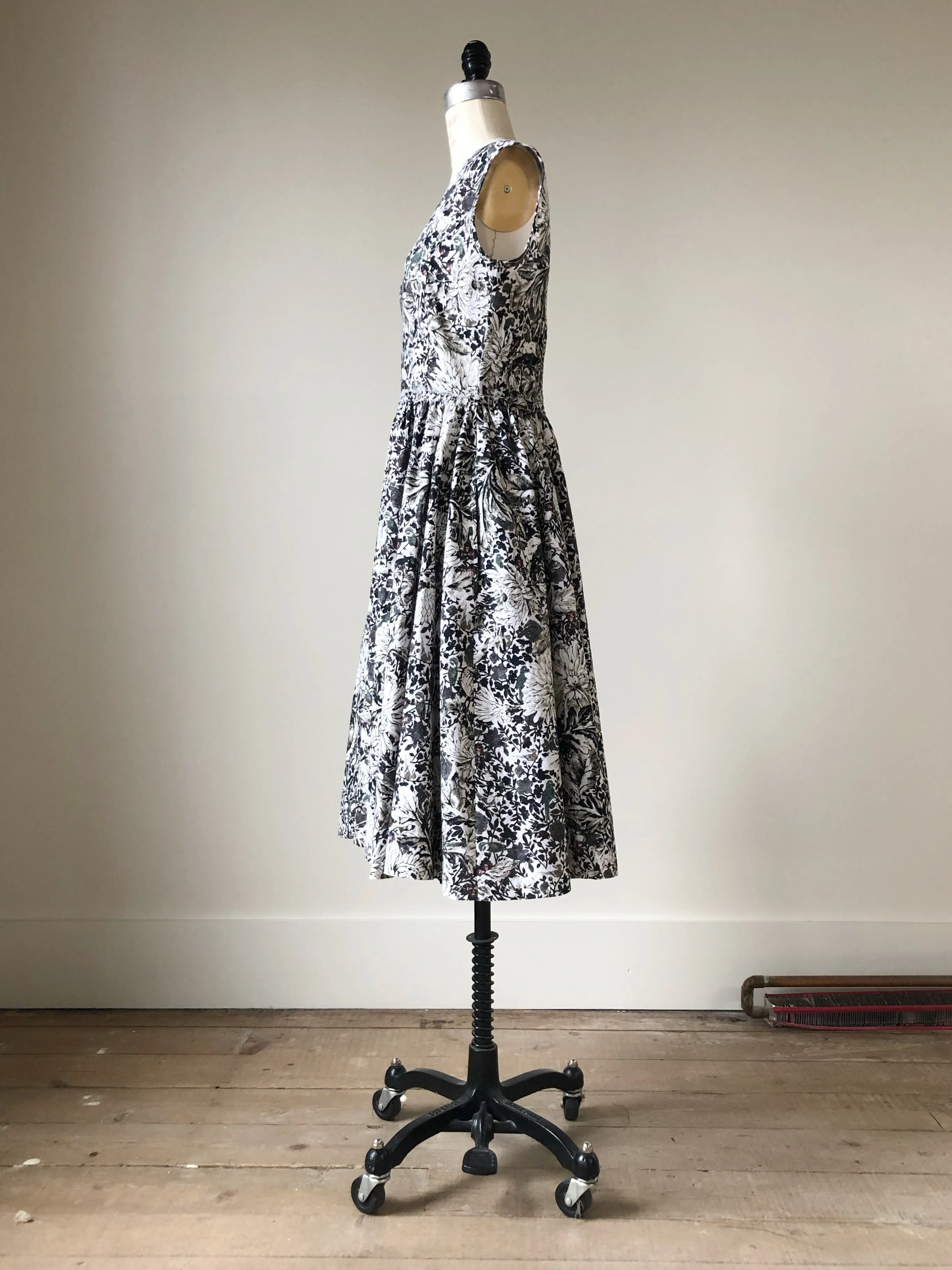 marianne v neck and sleeveless dress