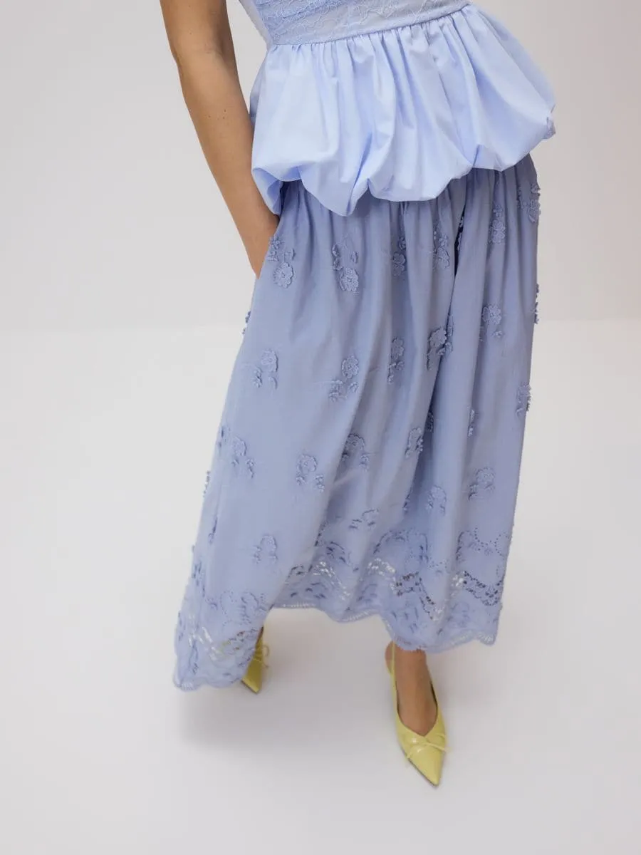 Maxi skirt with embroidered flowers
