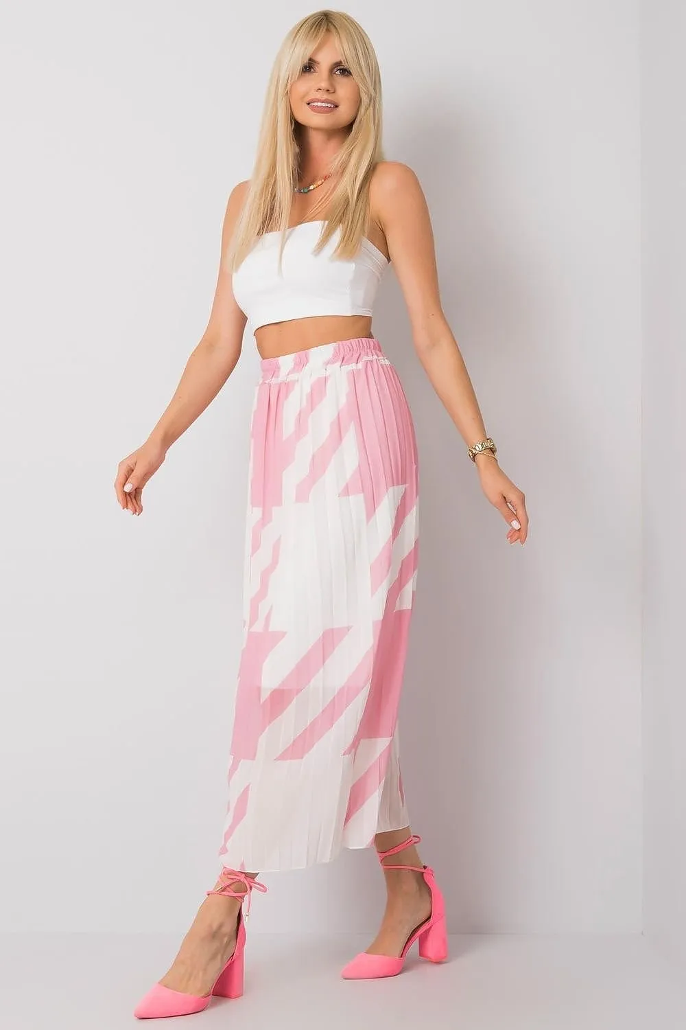 Pleated skirt with an elastic waistband