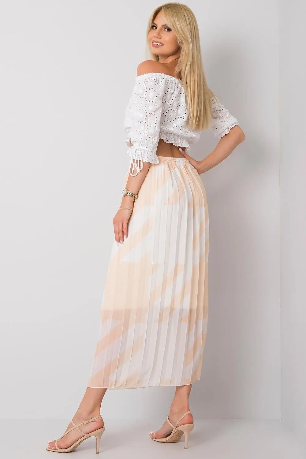 Pleated skirt with an elastic waistband