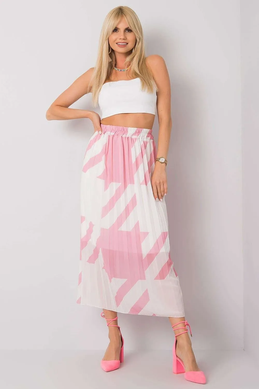 Pleated skirt with an elastic waistband