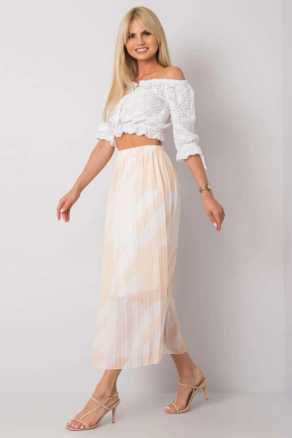 Pleated skirt with an elastic waistband