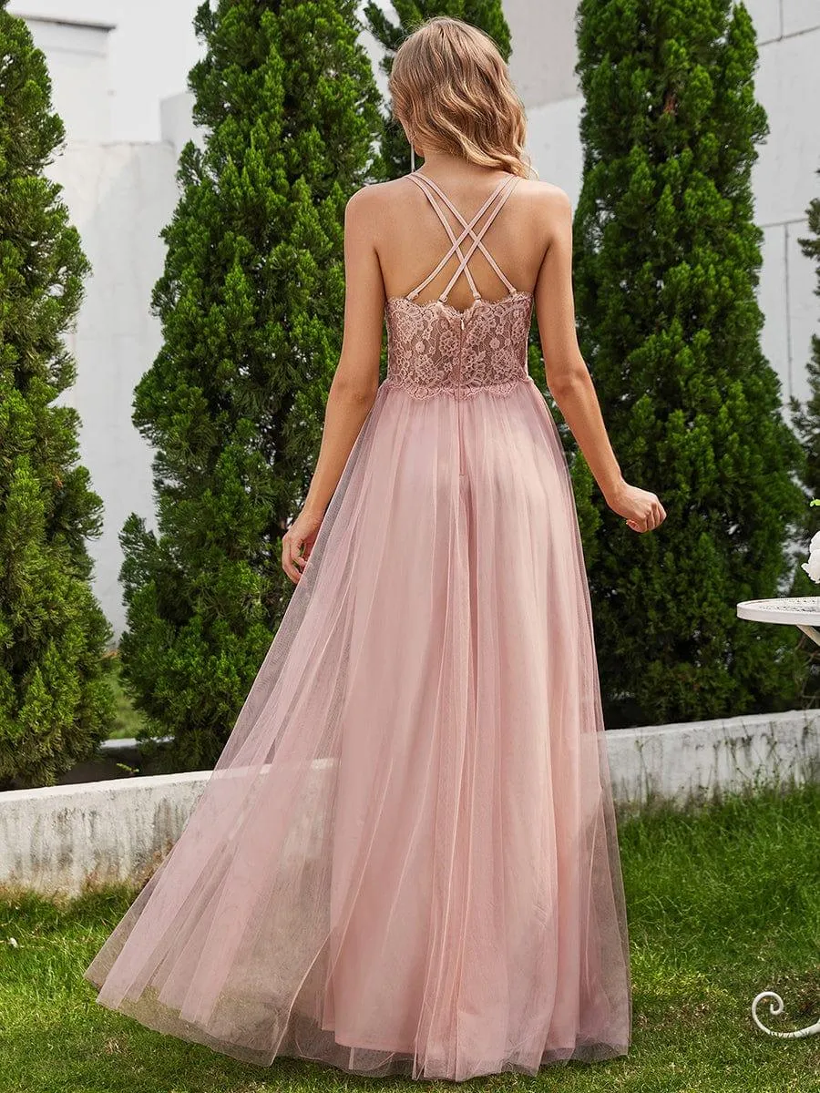Robe de demoiselle d'honneur en tulle plissée sans manches à col en V et bretelles croisées au dos en dentelle
