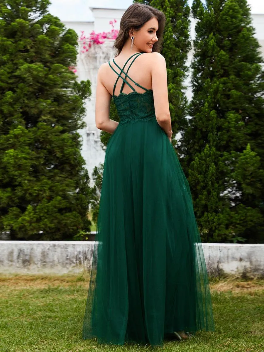 Robe de demoiselle d'honneur en tulle plissée sans manches à col en V et bretelles croisées au dos en dentelle