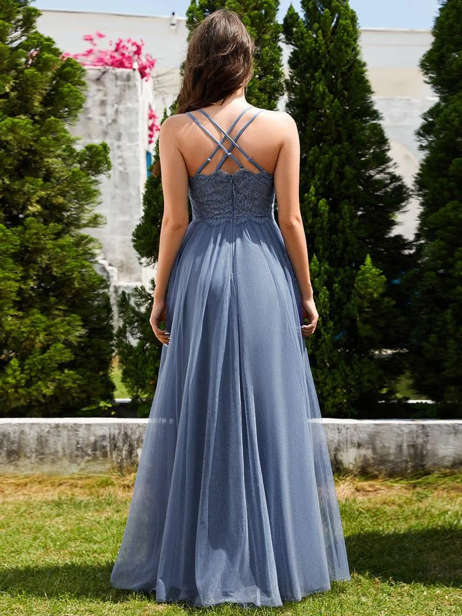 Robe de demoiselle d'honneur en tulle plissée sans manches à col en V et bretelles croisées au dos en dentelle