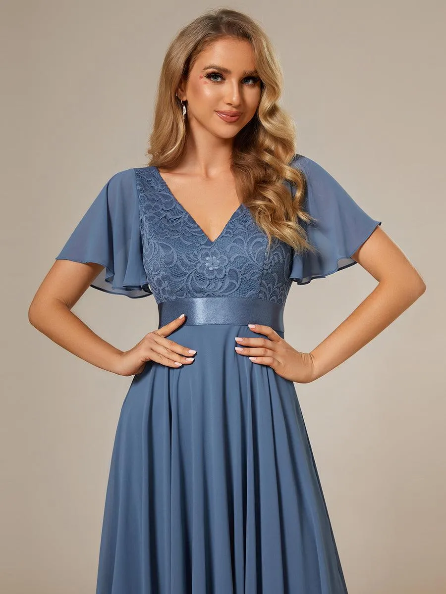 Robe de demoiselle d'honneur à ourlet asymétrique taille empire manches courtes longueur genou