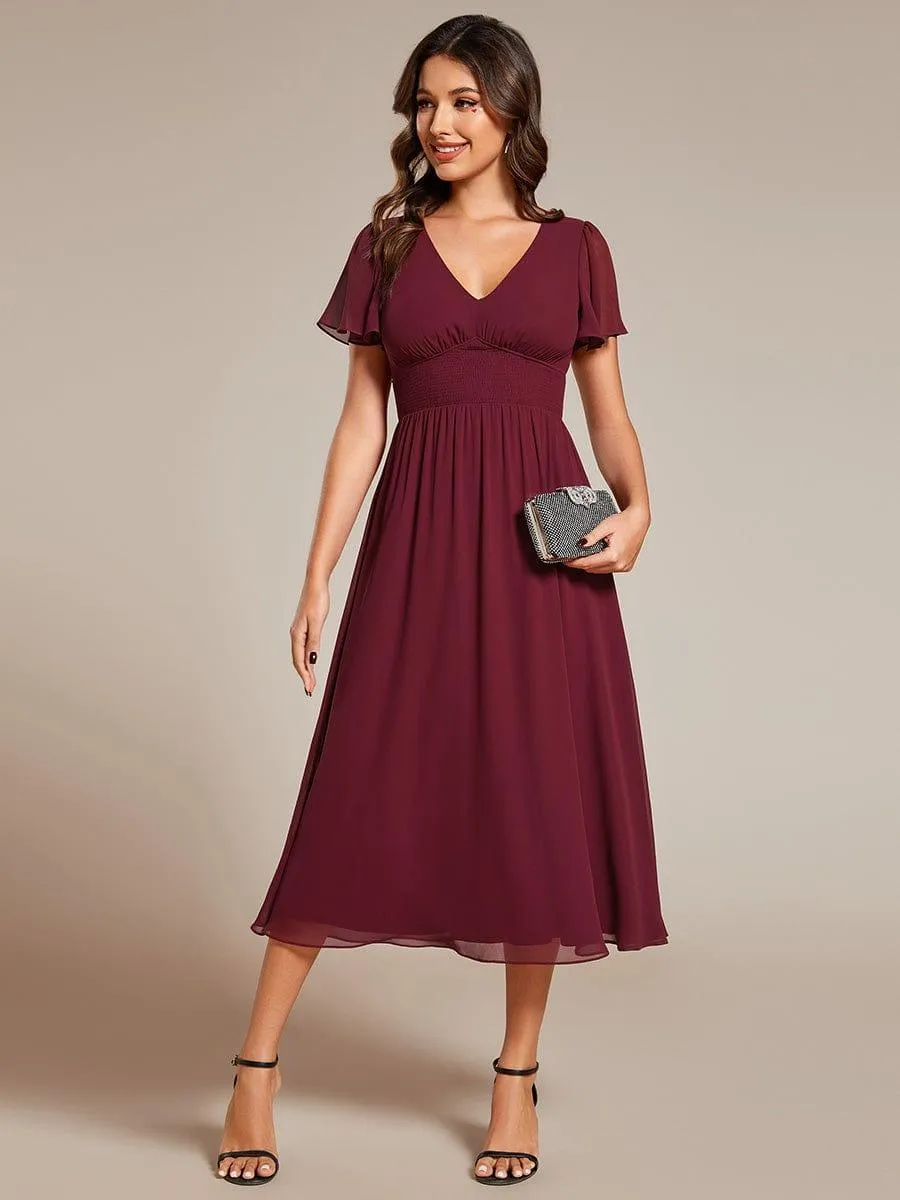 Robe d'invité de mariage mi-longue à col en V et manches à volants