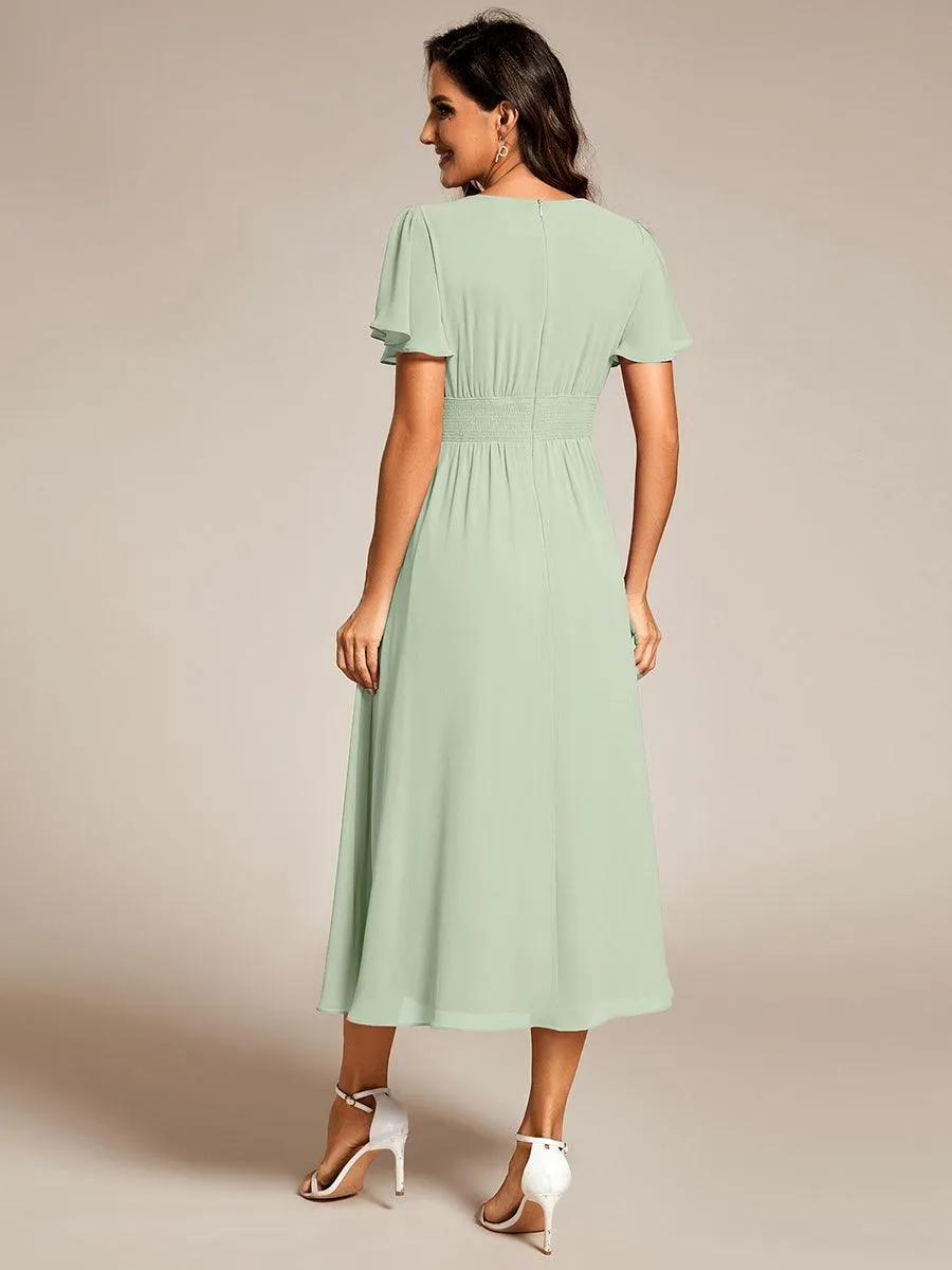 Robe d'invité de mariage mi-longue à col en V et manches à volants