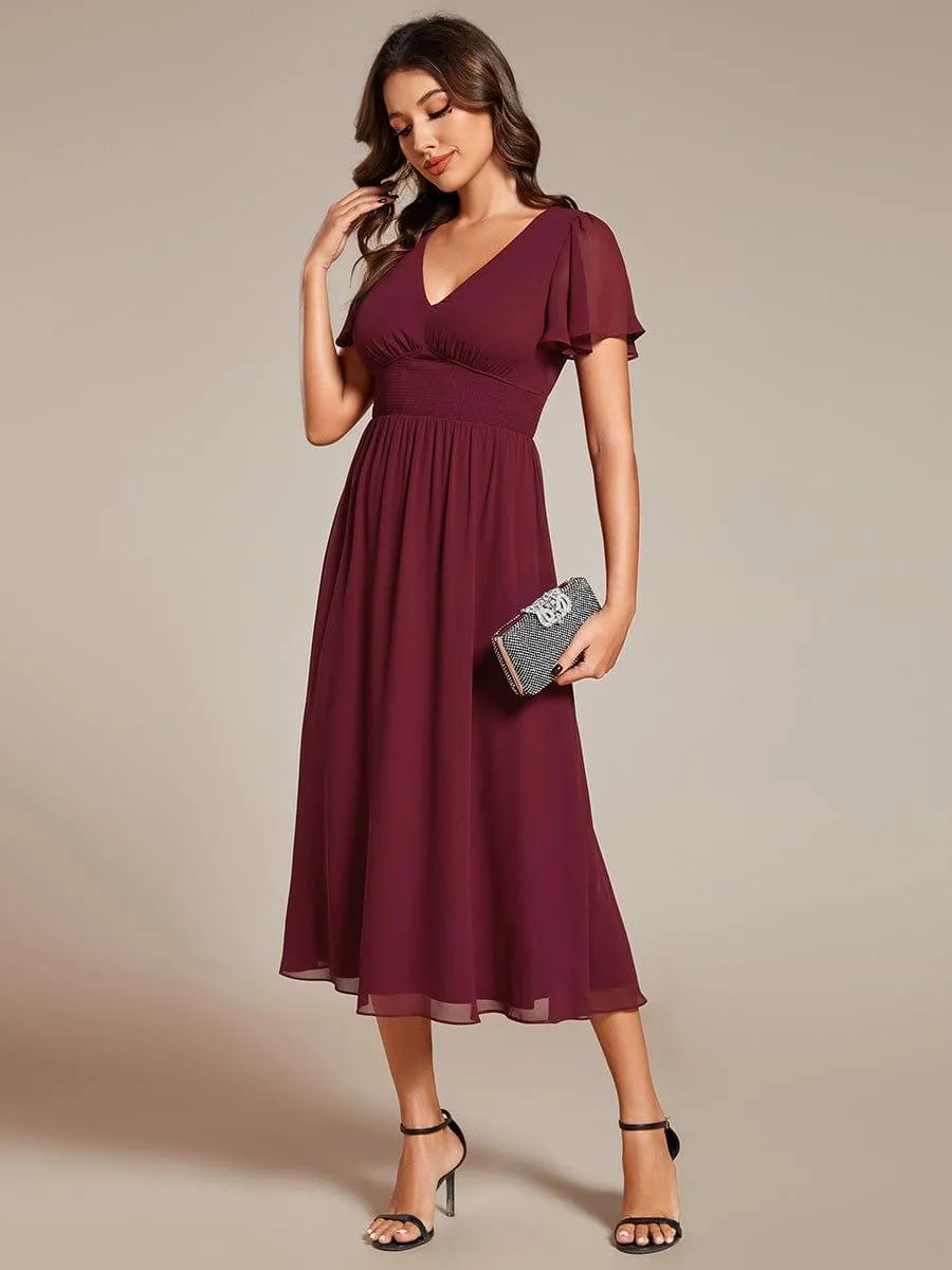 Robe d'invité de mariage mi-longue à col en V et manches à volants