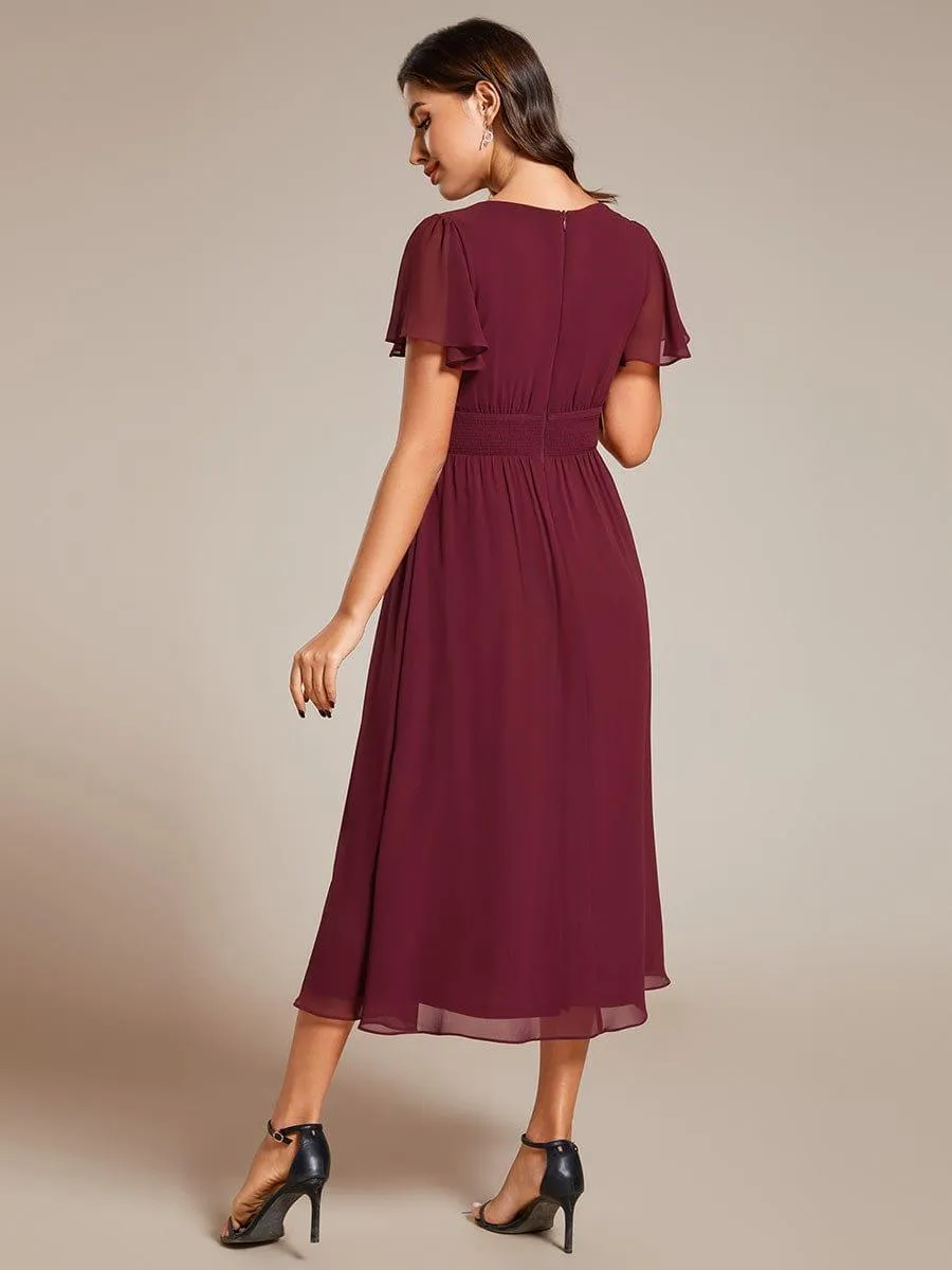 Robe d'invité de mariage mi-longue à col en V et manches à volants