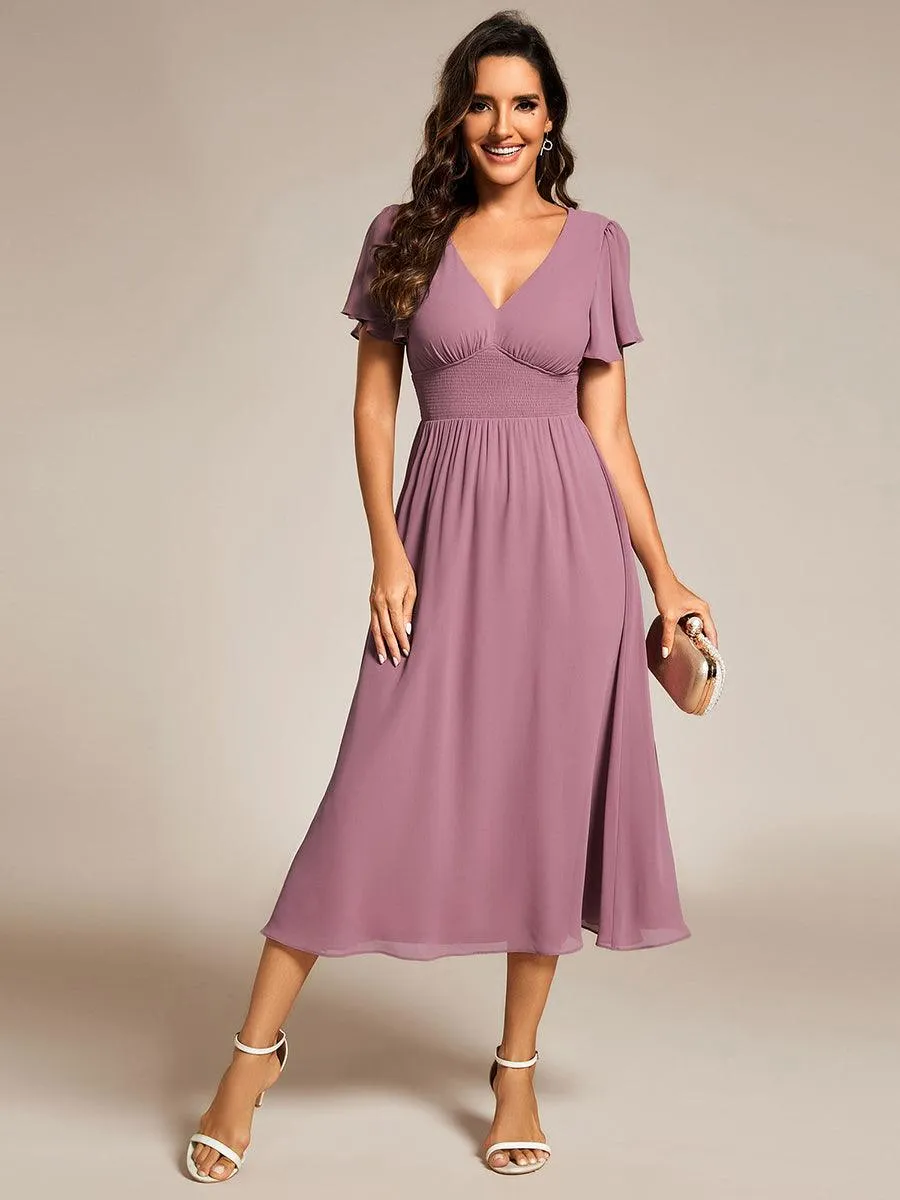 Robe d'invité de mariage mi-longue à col en V et manches à volants
