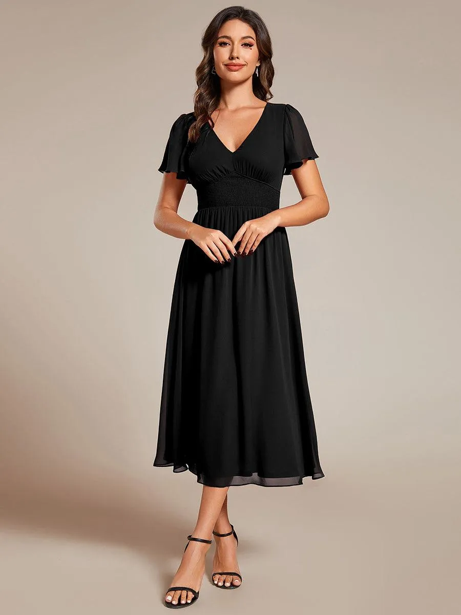 Robe d'invité de mariage mi-longue à col en V et manches à volants