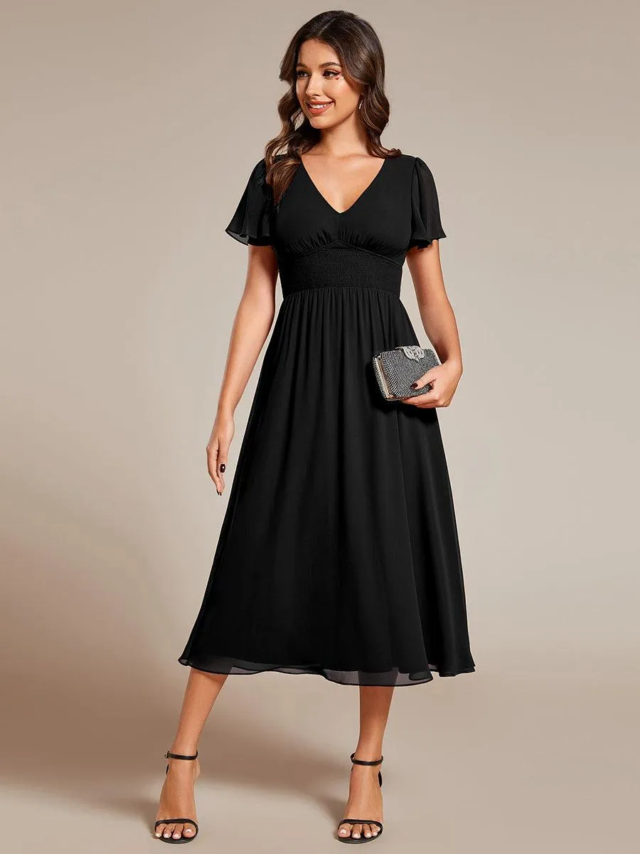 Robe d'invité de mariage mi-longue à col en V et manches à volants