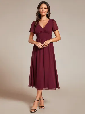 Robe d'invité de mariage mi-longue à col en V et manches à volants