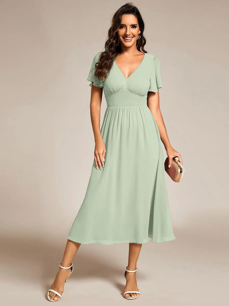 Robe d'invité de mariage mi-longue à col en V et manches à volants
